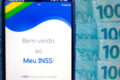 Alerta oficial do INSS sobre golpe de falso concurso com logo Gov.br e símbolos de fraude