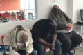 Policial civil analisa documentos de investigação sobre golpe imobiliário em Minas Gerais