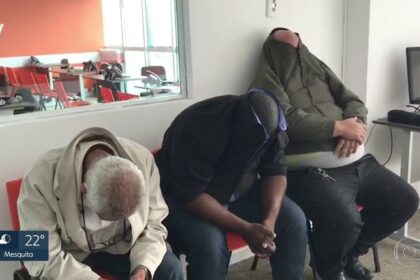Policial civil analisa documentos de investigação sobre golpe imobiliário em Minas Gerais