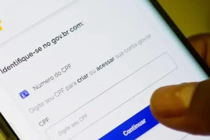 Print de conversa no WhatsApp mostrando perfil verificado da TIM com mensagem "CPF BLOQUEADO" e link suspeito