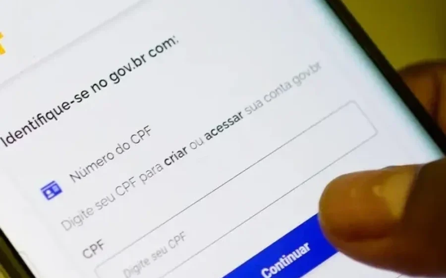 Print de conversa no WhatsApp mostrando perfil verificado da TIM com mensagem "CPF BLOQUEADO" e link suspeito