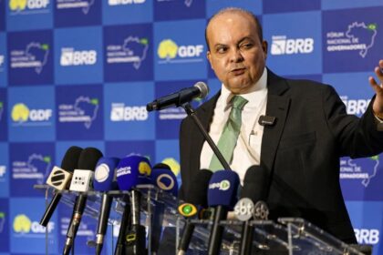 Sede do Banco de Brasília (BRB) com símbolos do Governo Federal e STF ao fundo, representando disputa judicial de R$ 6,6 bilhões