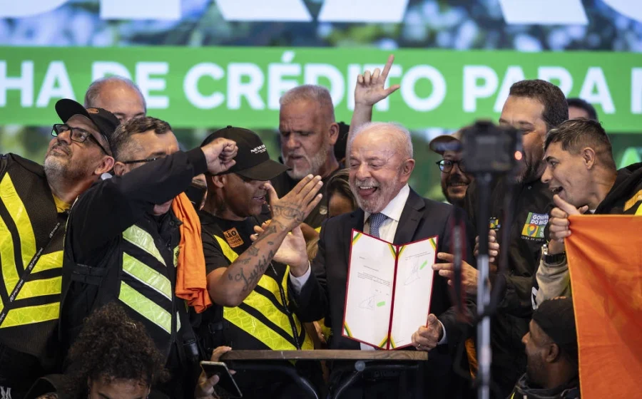 Motorista de aplicativo dirigindo carro elétrico novo nas ruas da cidade