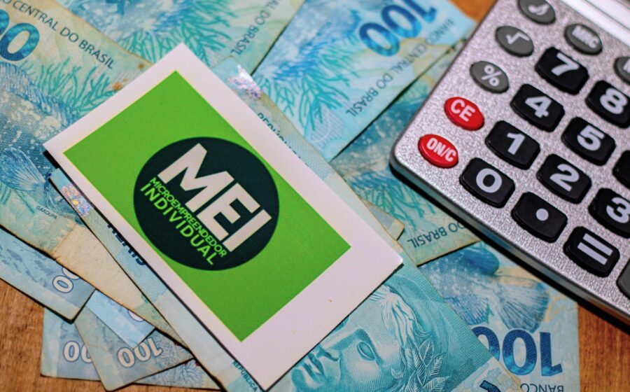 Smartphone exibindo notificação oficial Gov.br sobre perdão de dívidas MEI