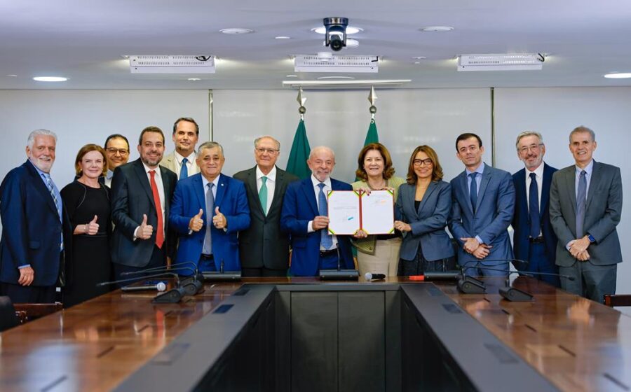 Ministros Dario Durigan e Luciana Santos anunciam fim de imposto de importação para pesquisa científica no Palácio do Planalto