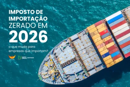 Cientistas em laboratório universitário analisam equipamentos importados para pesquisa científica