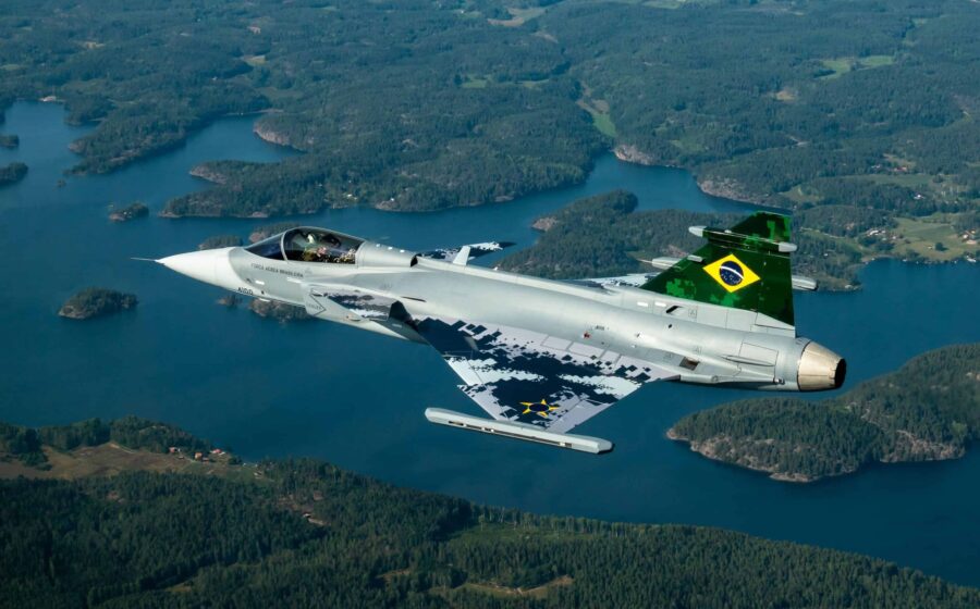 Caça Gripen E brasileiro decola em seu voo inaugural na base de Gavião Peixoto, São Paulo