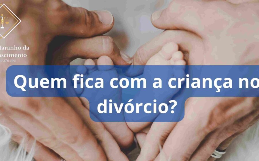 Ilustração de guarda compartilhada: pai e mãe separados com criança ao centro, balança da justiça e documento legal ao fundo