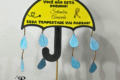 Pilha de guarda-chuvas quebrados sendo transformados em fio de crochê colorido