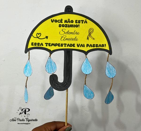 Pilha de guarda-chuvas quebrados sendo transformados em fio de crochê colorido