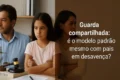 Pai e mãe dividindo tempo com filho, balança desigual com ícones de carreira e casa