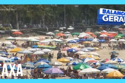 Placa de sinalização da Taxa de Preservação Ambiental na entrada de Guarujá com praia ao fundo