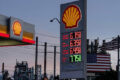 Executivos de Shell, TotalEnergies e Repsol celebram lucros recordes com gráficos de alta do petróleo ao fundo