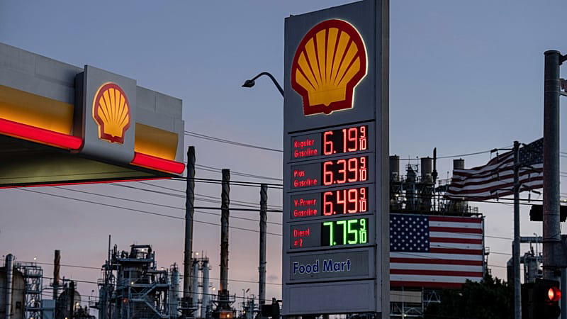 Executivos de Shell, TotalEnergies e Repsol celebram lucros recordes com gráficos de alta do petróleo ao fundo