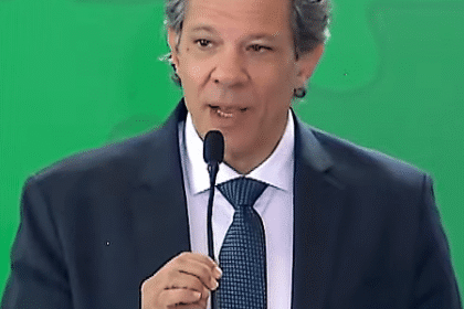 Fernando Haddad em frente ao Palácio do Itamaraty, simbolizando possível mudança para Ministério das Relações Exteriores