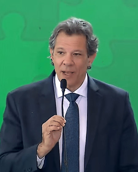 Fernando Haddad em frente ao Palácio do Itamaraty, simbolizando possível mudança para Ministério das Relações Exteriores