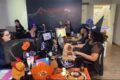 Clientes em lanche temático de Halloween "mofado" e labirinto do terror lotado em Bauru