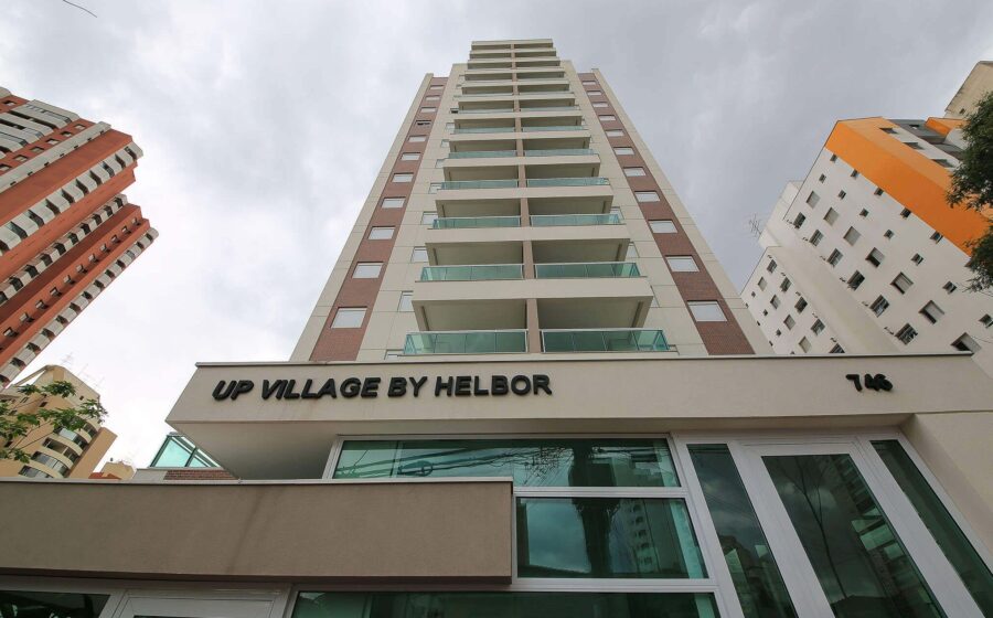 Logotipo da Helbor e B3 com seta descendente representando saída da bolsa e OPA da HBR Realty