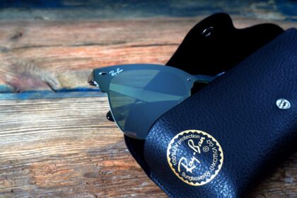 Leonardo Maria del Vecchio, herdeiro da Ray-Ban, em retrato corporativo sobre notícia de oferta por jornal investigativo