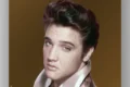 Elvis Presley em preto e branco com ícone de IA e balança da justiça sobre fundo de documentos jurídicos