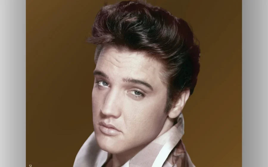 Elvis Presley em preto e branco com ícone de IA e balança da justiça sobre fundo de documentos jurídicos