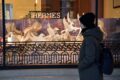 Bolsas Hermès Birkin e Kelly sobre gráfico de ações em queda, simbolizando recuo de 6% apesar de lucro crescente