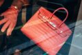 Bolsa Hermès Birkin sobre gráfico de ações em queda livre