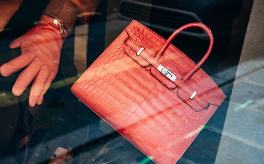 Bolsa Hermès Birkin sobre gráfico de ações em queda livre