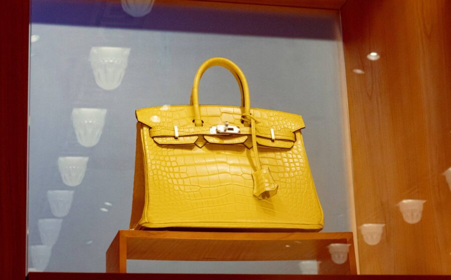 Fachada de loja Hermès com bolsas expostas, simbolizando queda de 6% nas ações após resultados divergentes