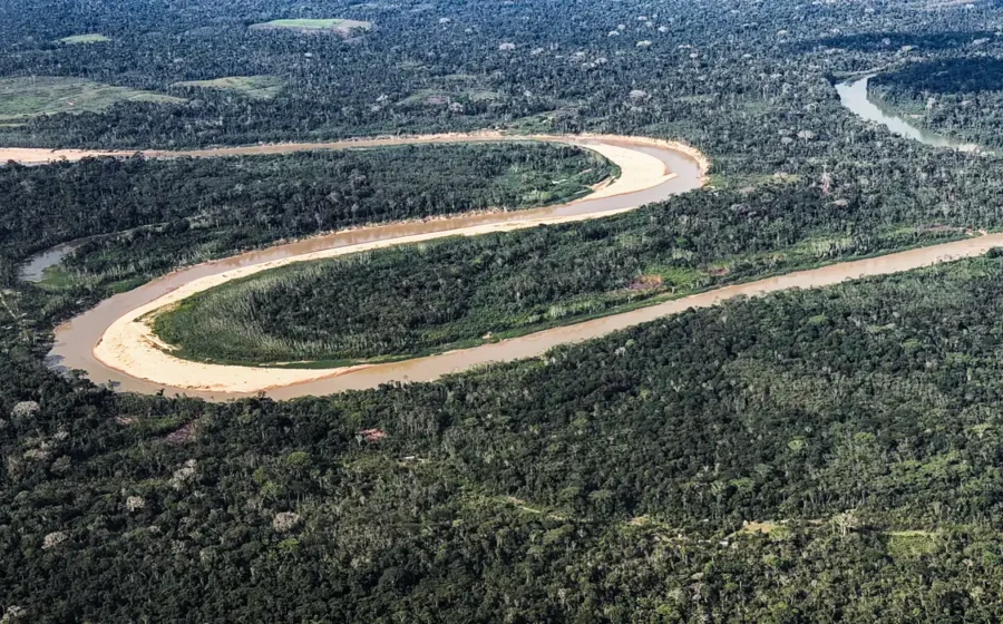 Ministros assinam acordo do Fundo Florestas Tropicais para Sempre com bandeiras do Brasil e Holanda