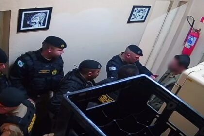 Policial militar segura simulacro de pistola apreendido em bar de Tangará da Serra (MT)