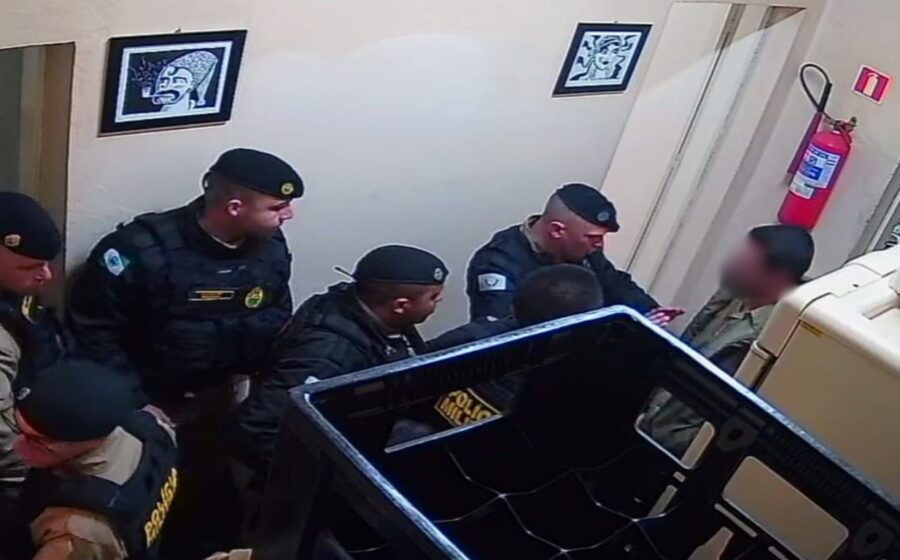 Policial militar segura simulacro de pistola apreendido em bar de Tangará da Serra (MT)