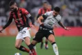 Neo Química Arena à noite com logo do Corinthians e Vitória, ícone de IA prevendo placar 2x1