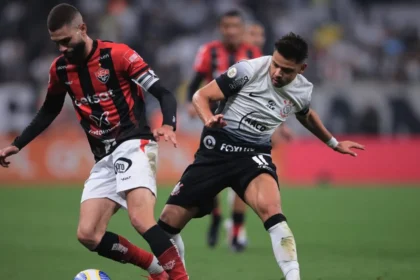 Neo Química Arena à noite com logo do Corinthians e Vitória, ícone de IA prevendo placar 2x1