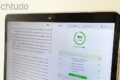 Estudante usando IA no celular para corrigir redação do Enem com nota detalhada por competências