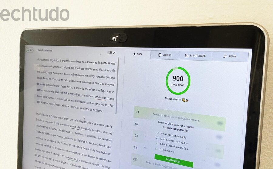 Estudante usando IA no celular para corrigir redação do Enem com nota detalhada por competências