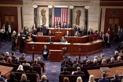 Senador Ron Wyden discursa no Congresso dos EUA sobre expansão do seguro-desemprego contra impacto da IA