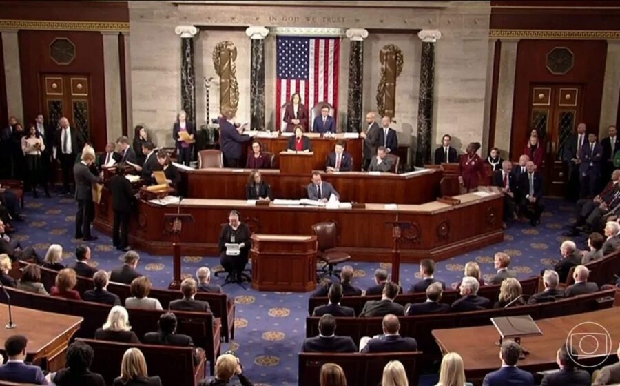 Senador Ron Wyden discursa no Congresso dos EUA sobre expansão do seguro-desemprego contra impacto da IA