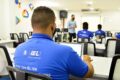 Estudantes em entrevista de estágio com logo do IEL e mapa do Tocantins destacando 25 vagas com bolsa R$ 1,3 mil