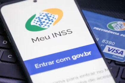 Idosos segurados do INSS aguardam devolução de descontos indevidos em agência