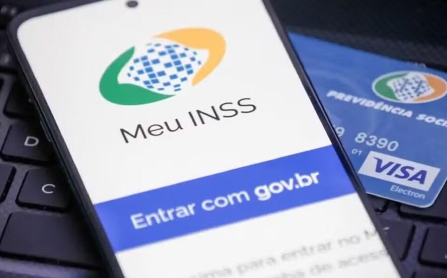 Idosos segurados do INSS aguardam devolução de descontos indevidos em agência