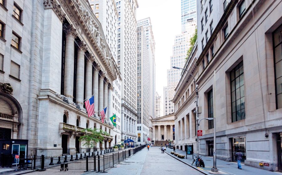 Gráfico de ações em queda com símbolo de IPO bloqueado, representando ofertas públicas iniciais travadas em Wall Street