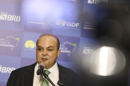 Governador Ibaneis Rocha em coletiva, investigado por delação sobre propina de R$ 80 milhões no BRB