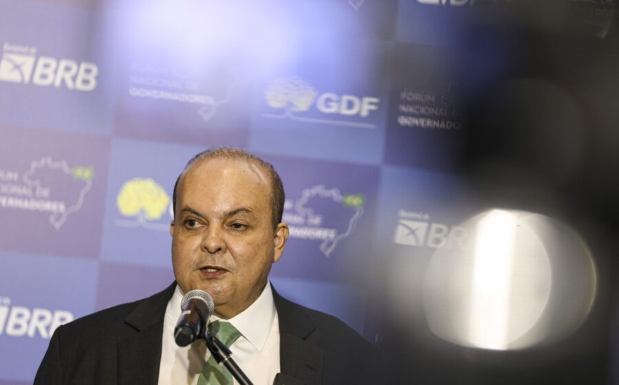 Governador Ibaneis Rocha em coletiva, investigado por delação sobre propina de R$ 80 milhões no BRB