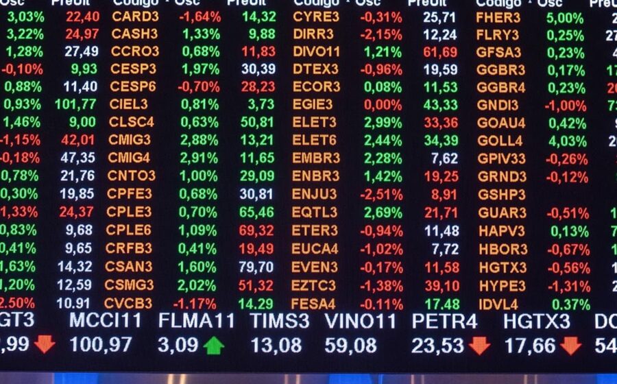 Gráfico do Ibovespa com projeção para 230 mil pontos e urnas eleitorais ao fundo