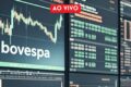 Gráfico do Ibovespa em queda livre com circuit breaker acionado e dólar a R$ 5,60