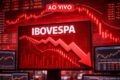 Gráfico do Ibovespa em queda livre com investidor preocupado analisando tela de trading