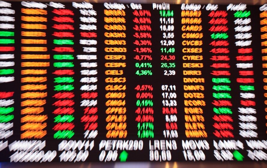Gráfico do Ibovespa mostra índice travado nos 206 mil pontos após rali de 2,3%