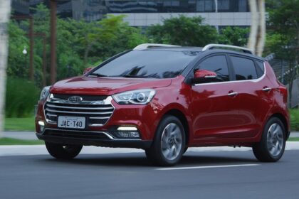 Logotipo da JAC Motors sobre balança da justiça e mapa do Brasil com destaque para São Paulo e Rio de Janeiro