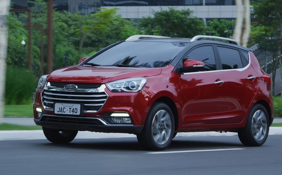 Logotipo da JAC Motors sobre balança da justiça e mapa do Brasil com destaque para São Paulo e Rio de Janeiro